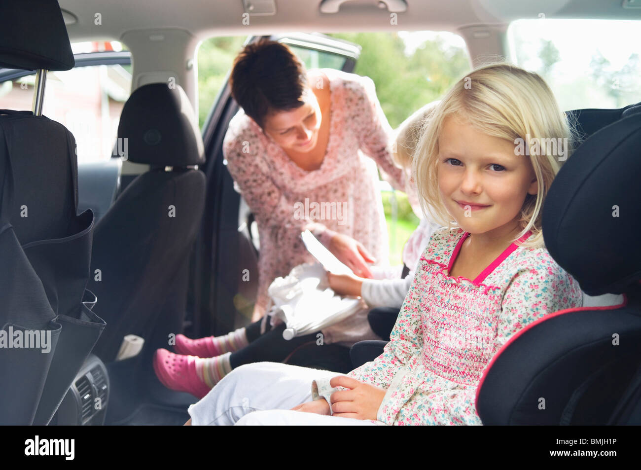 Bambini seduti in auto Foto Stock