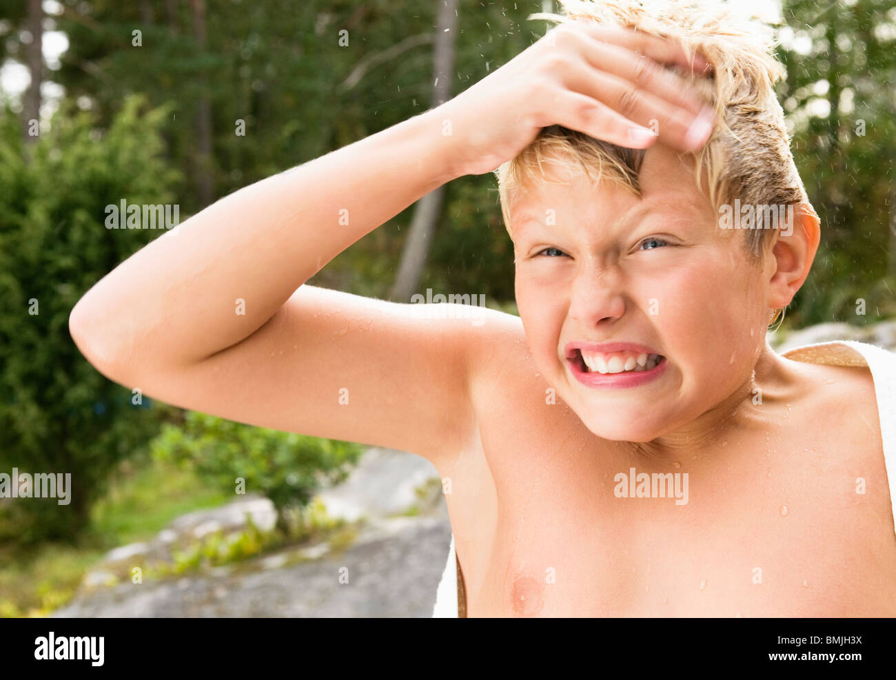 Ragazzo giovane smorfie Foto stock - Alamy