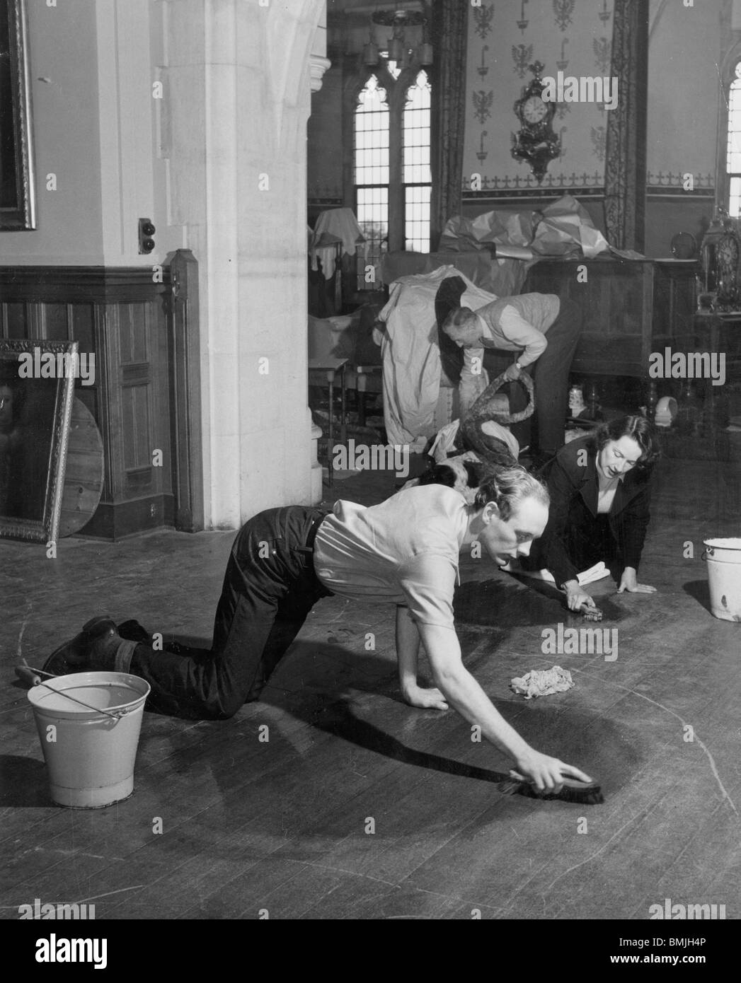 Signore Montagu abbattimento dei pavimenti di casa Palace Beaulieu prima dell'apertura al pubblico nel mese di aprile 1952 Foto Stock