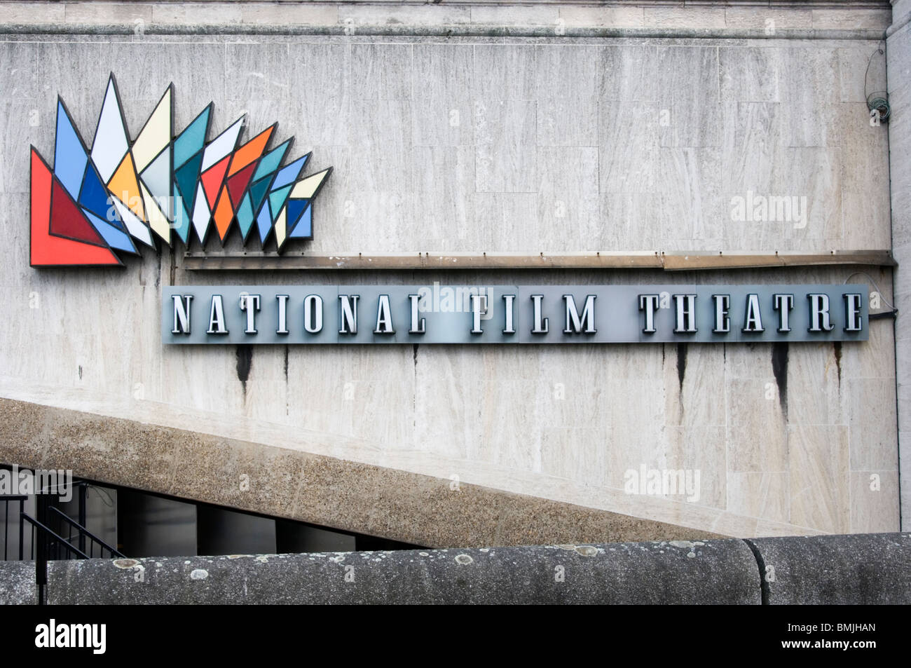 Il National Film Theatre al di sotto del ponte di Waterloo, Londra Foto Stock