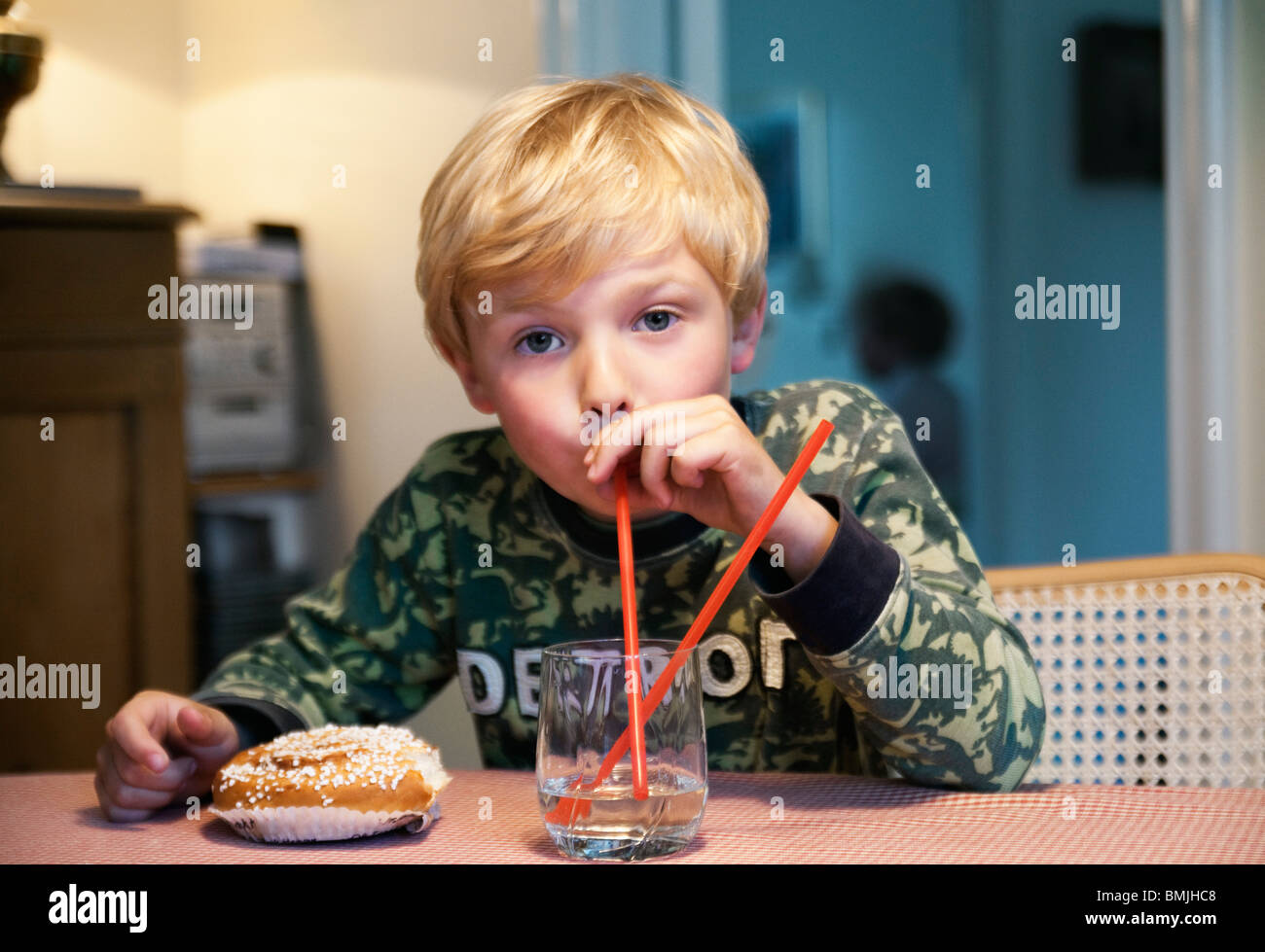 Primo piano sul ragazzo beve limonata con paglia Foto Stock