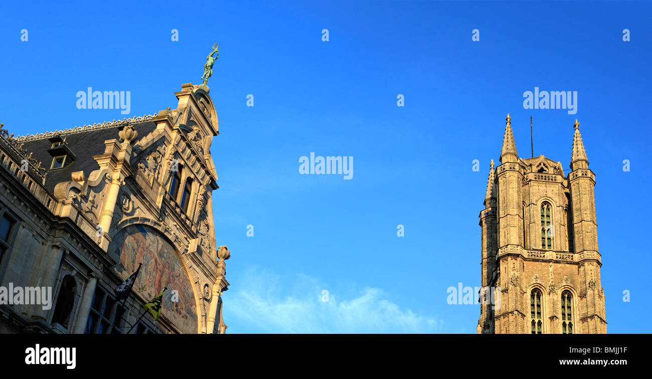 Cattedrale di San Bavone (Sint-Baafs Cattedrale), e Schouwburg Theatre, Gand, Belgio Foto Stock