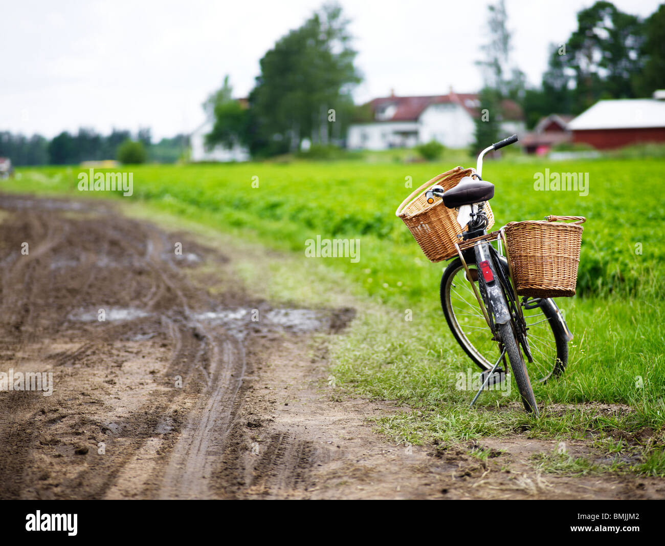 La Scandinavia, Svezia, Smaland, bicicletta accanto alla strada sterrata Foto Stock