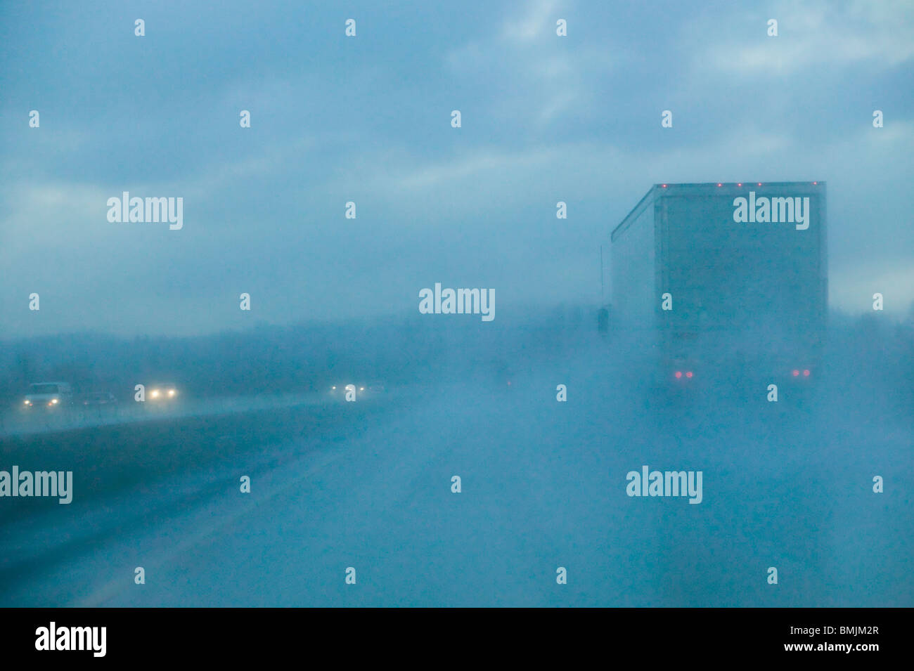 Il traffico in autostrada in caso di pioggia Foto Stock