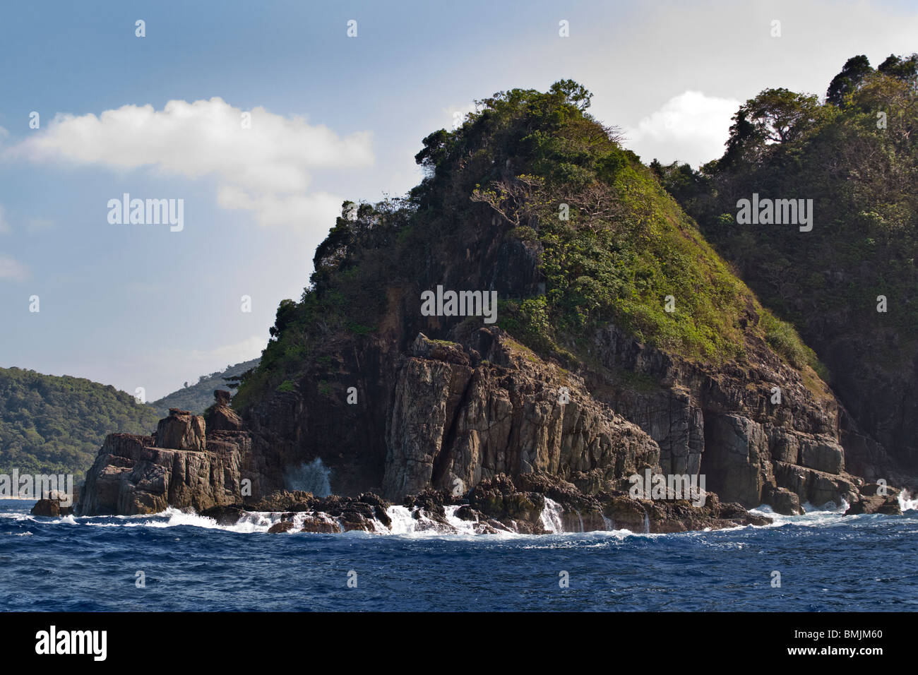 Onde infrangersi sulla riva dell'estremità nord della isola di Palawan - FILIPPINE Foto Stock