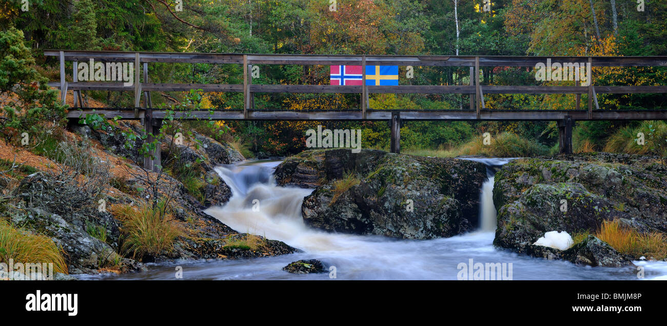 La Scandinavia, Norvegia, Svezia, Bohuslan, vista di acqua che scorre con ponte Foto Stock