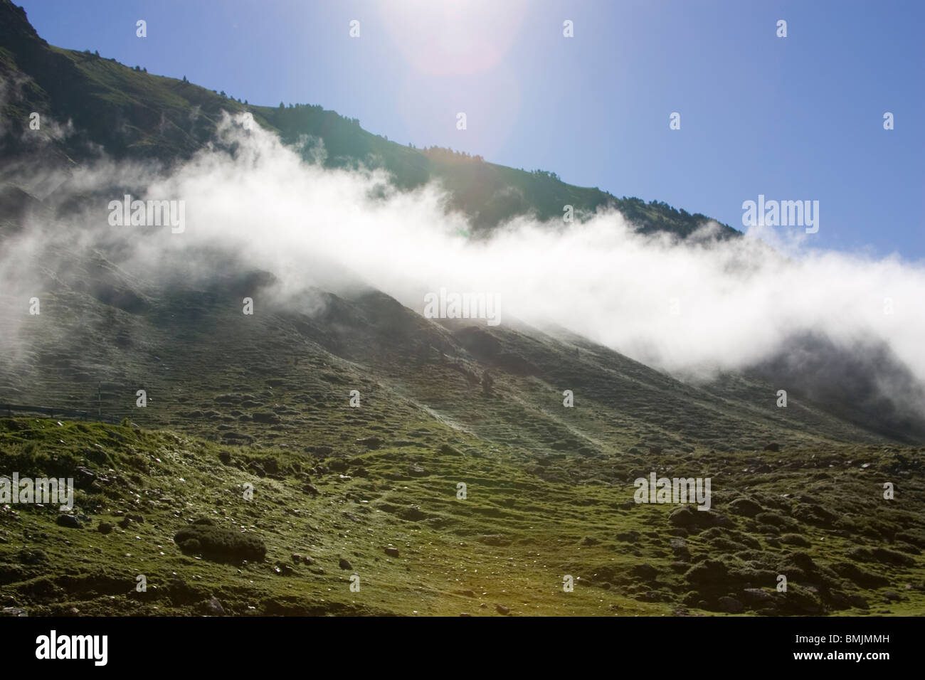 Nuvole ad una montagna Foto Stock