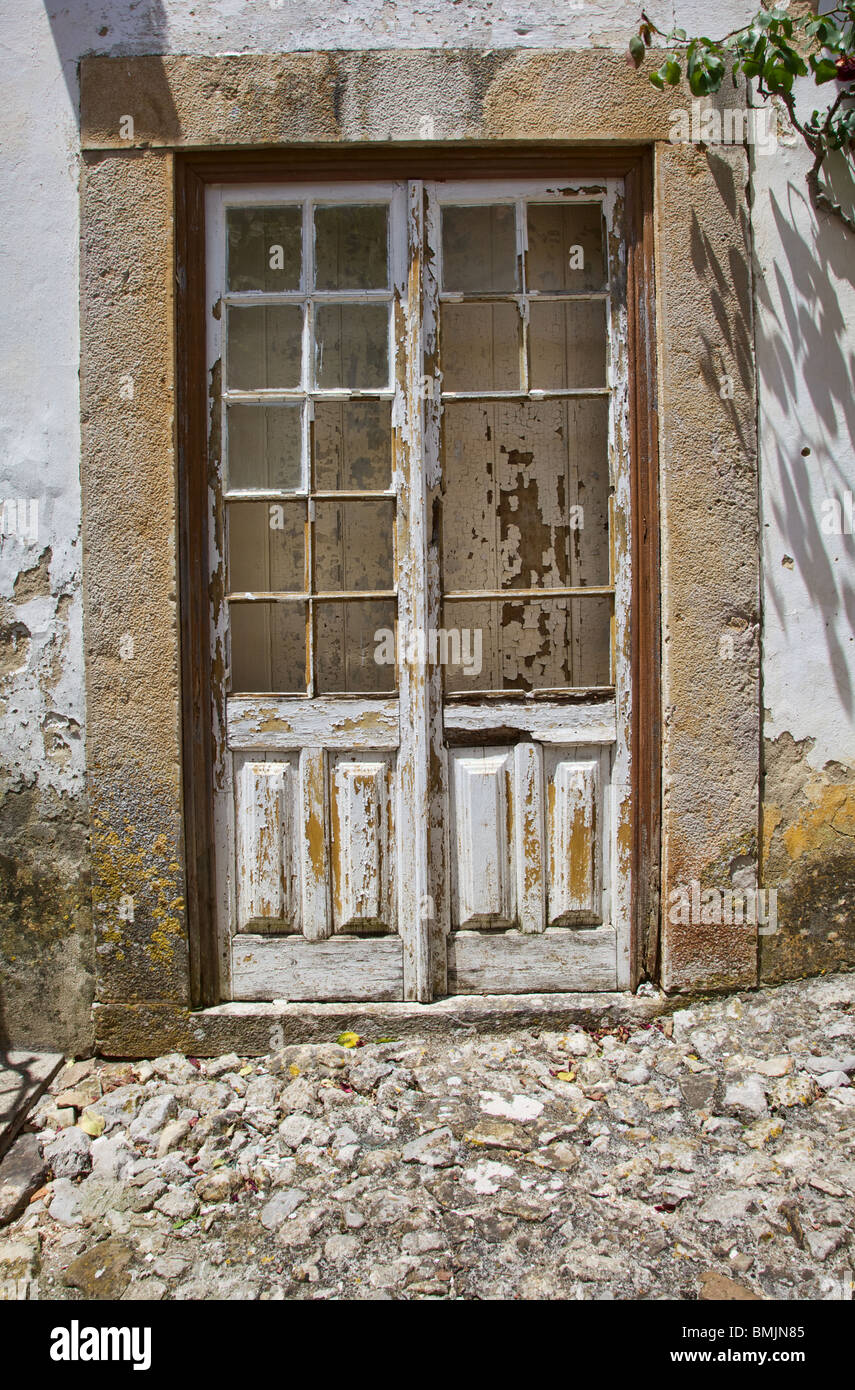 Bianco rustico porta d'Europa con il vetro rotto Panals Foto Stock