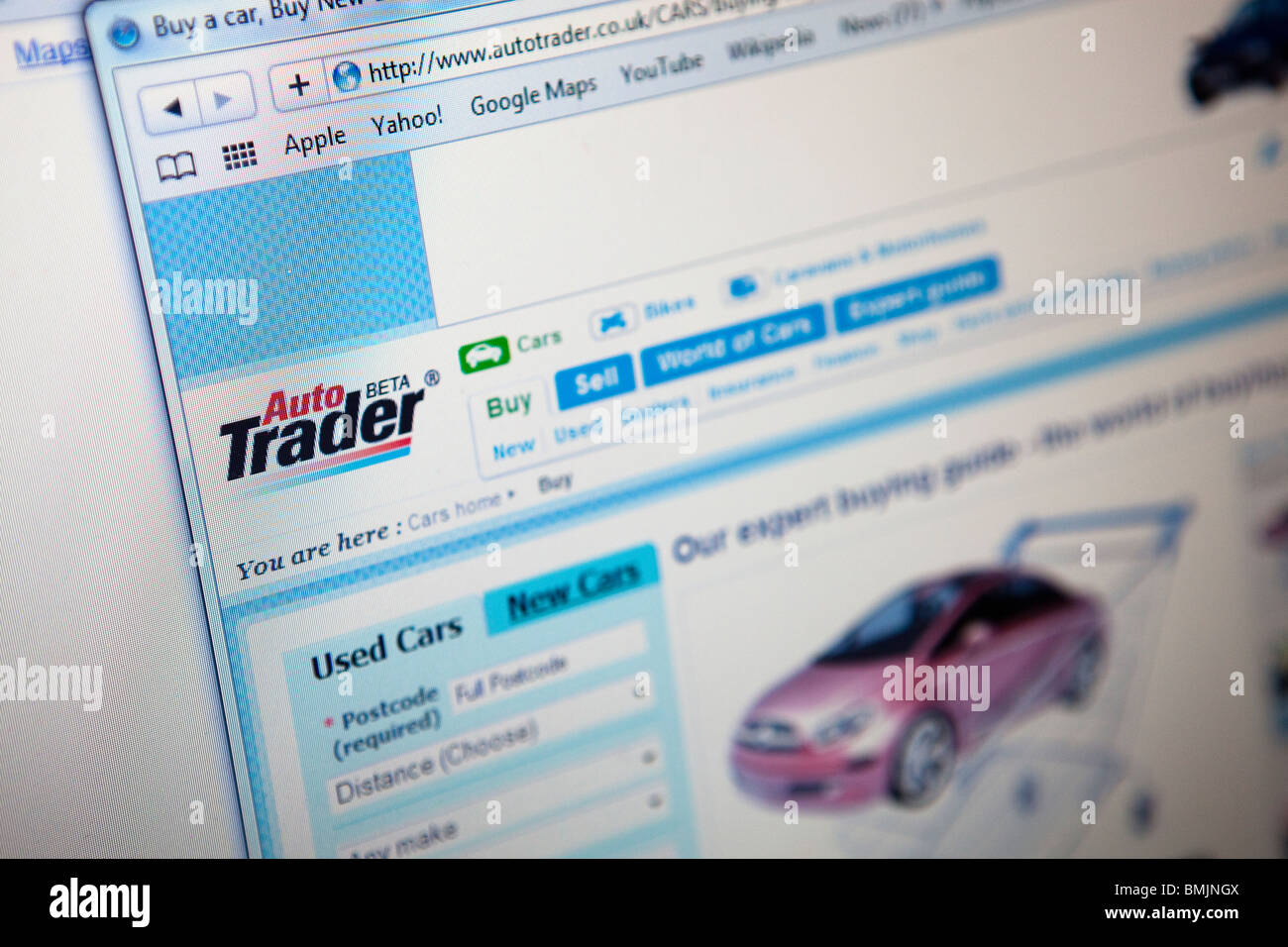 Close up di un monitor di computer / lo schermo che mostra il commerciante di auto auto usate sito vendita Foto Stock