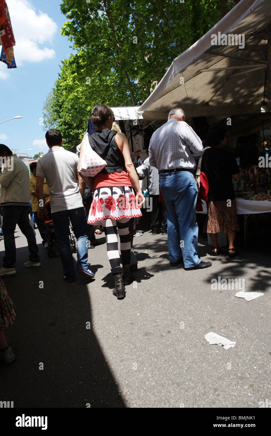 Porta Portese Trastevere Roma Italia scena street market all'aperto la domenica mattina. Foto Stock