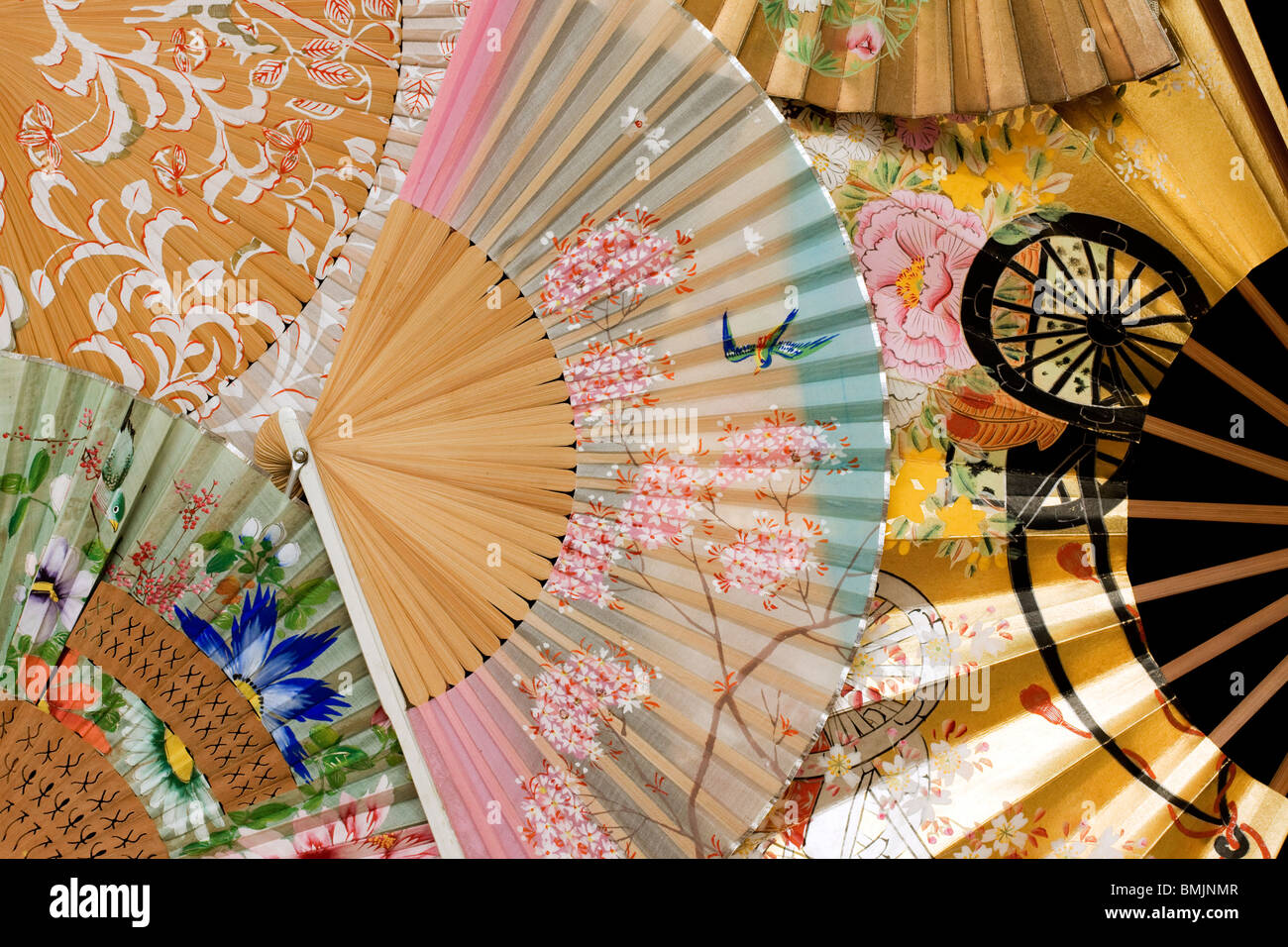 Una selezione di vecchi Vintage seta decorativi ventilatori di piegatura Foto Stock