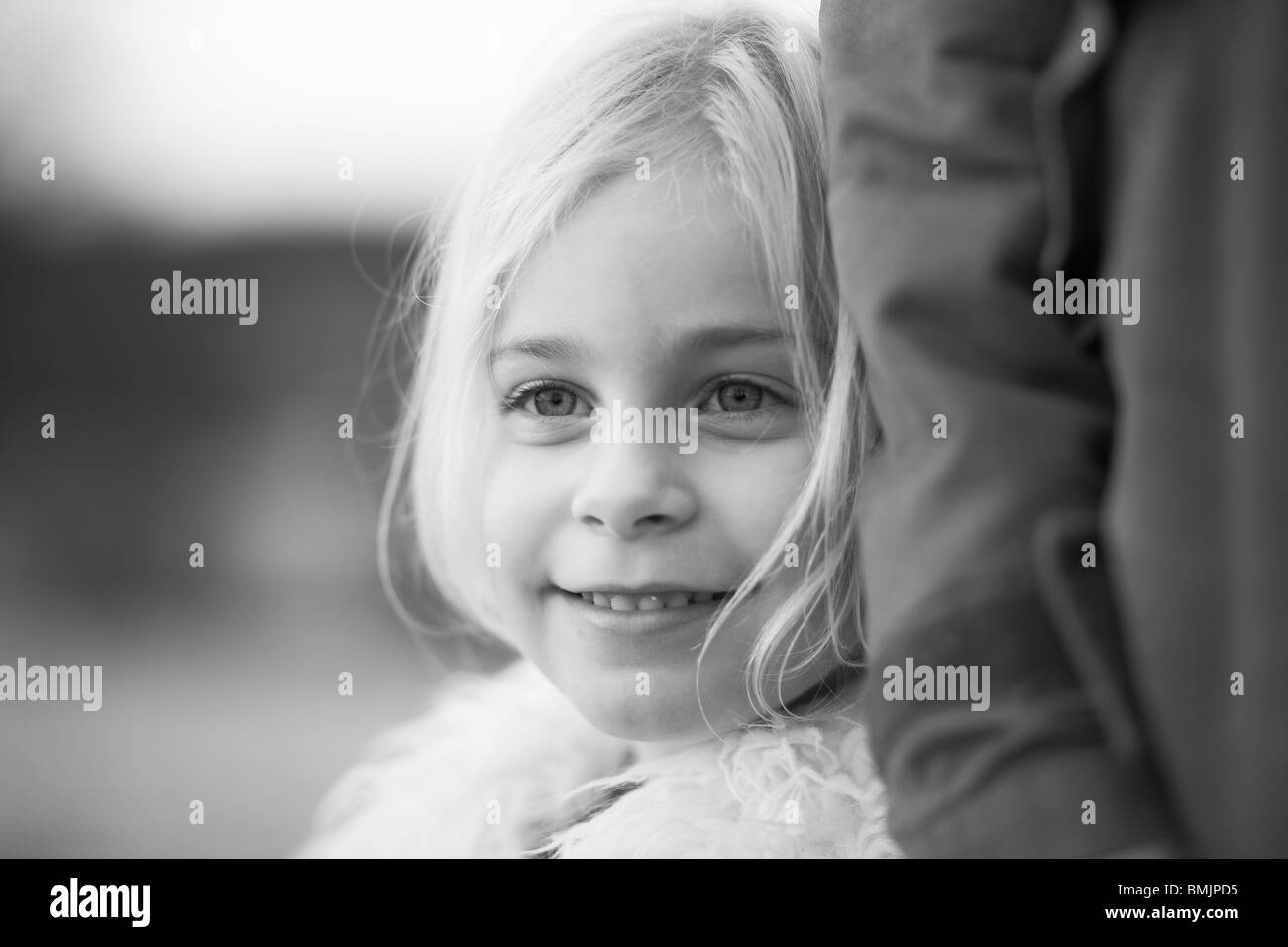 La Scandinavia, Svezia, Vastergotland, ragazza in piedi con padre, sorridente, close-up Foto Stock