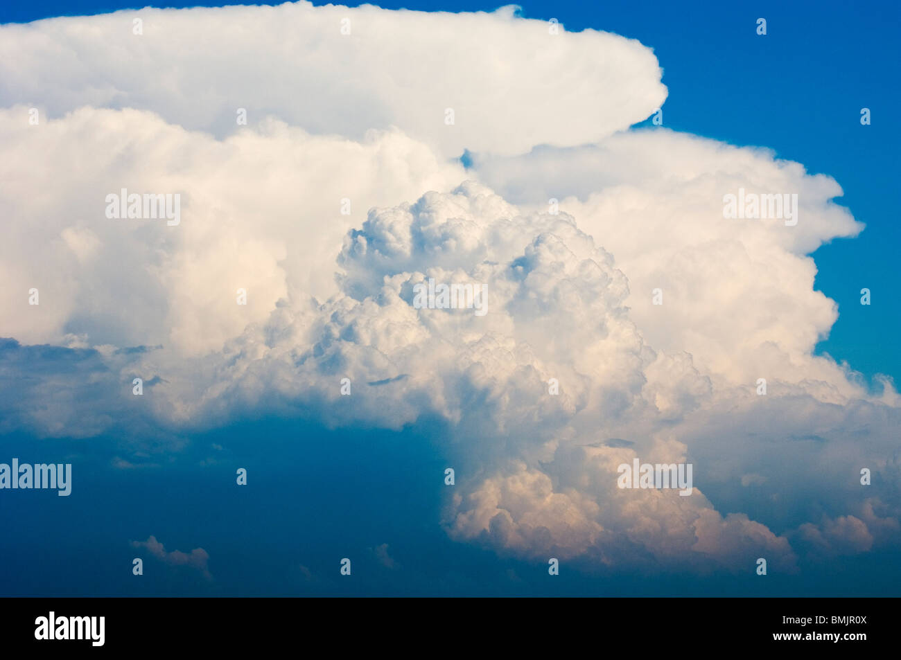 Nuvole su un cielo blu Foto Stock