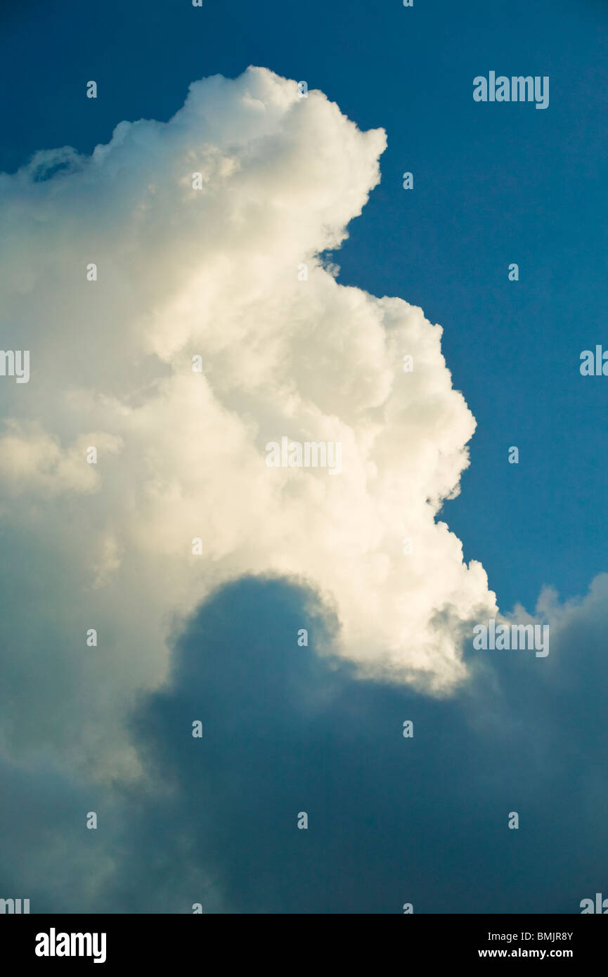 Nuvole bianche ed un cielo blu Foto Stock