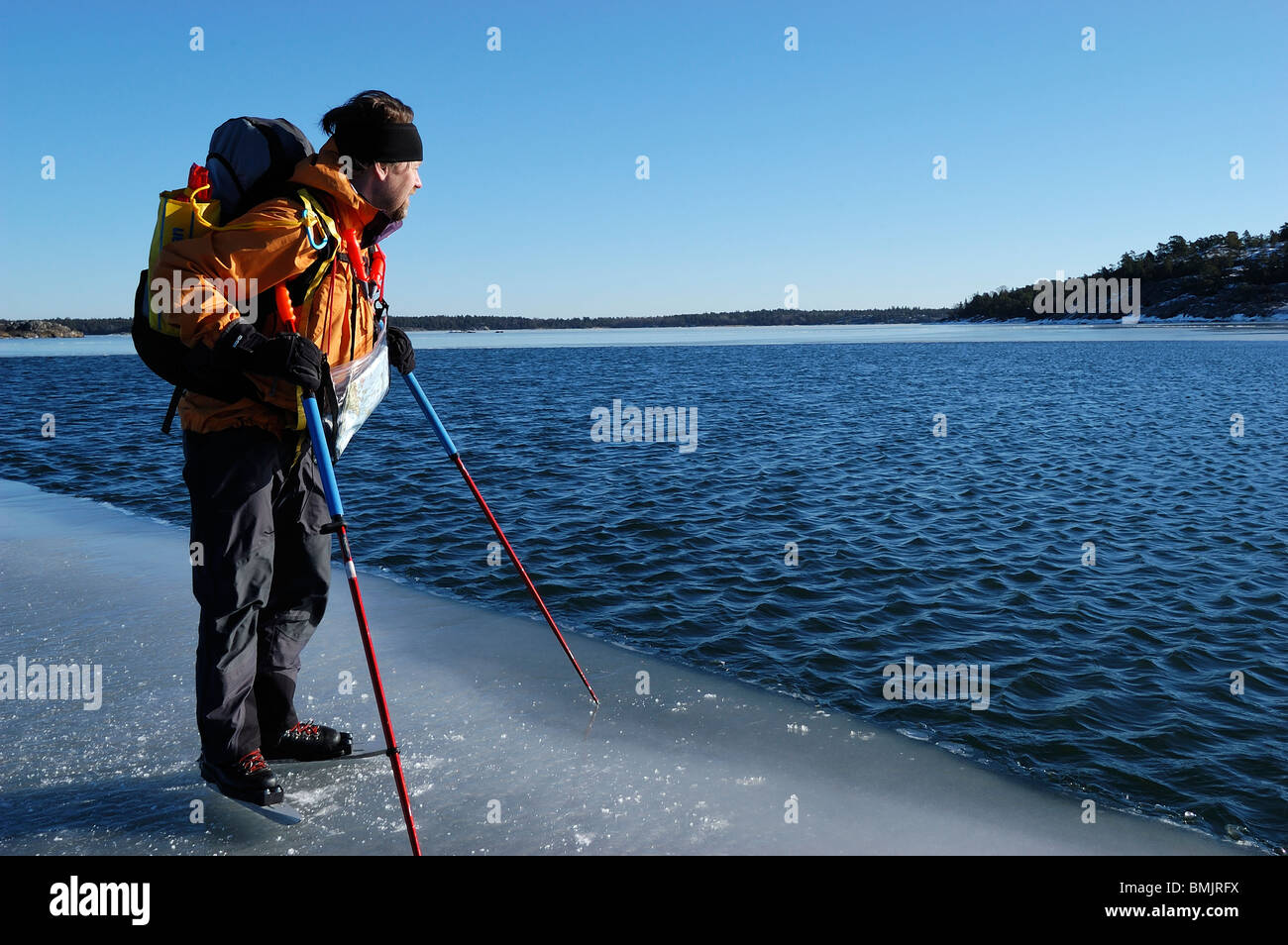Un uomo dal bordo del ghiaccio Foto Stock