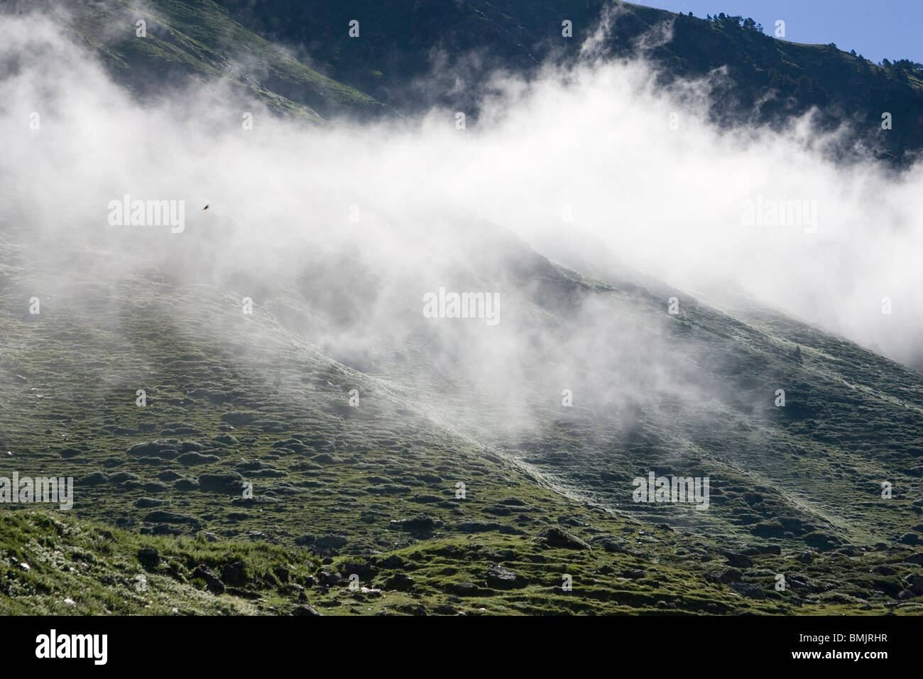 Nuvole ad una montagna Foto Stock