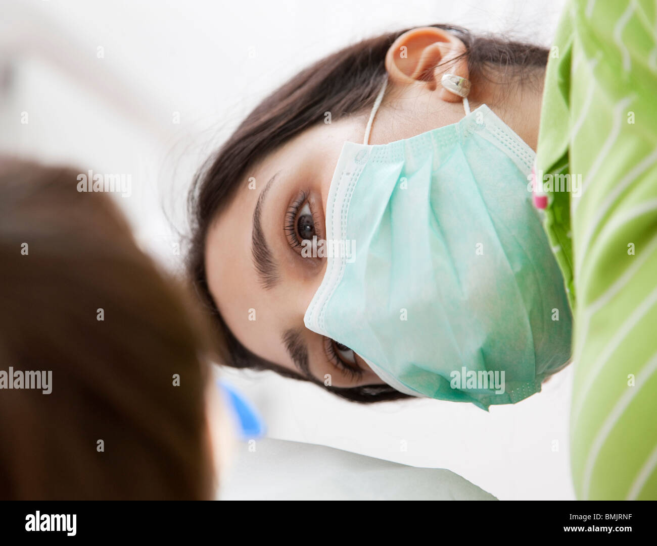 Dentista con paziente in chirurgia Foto Stock