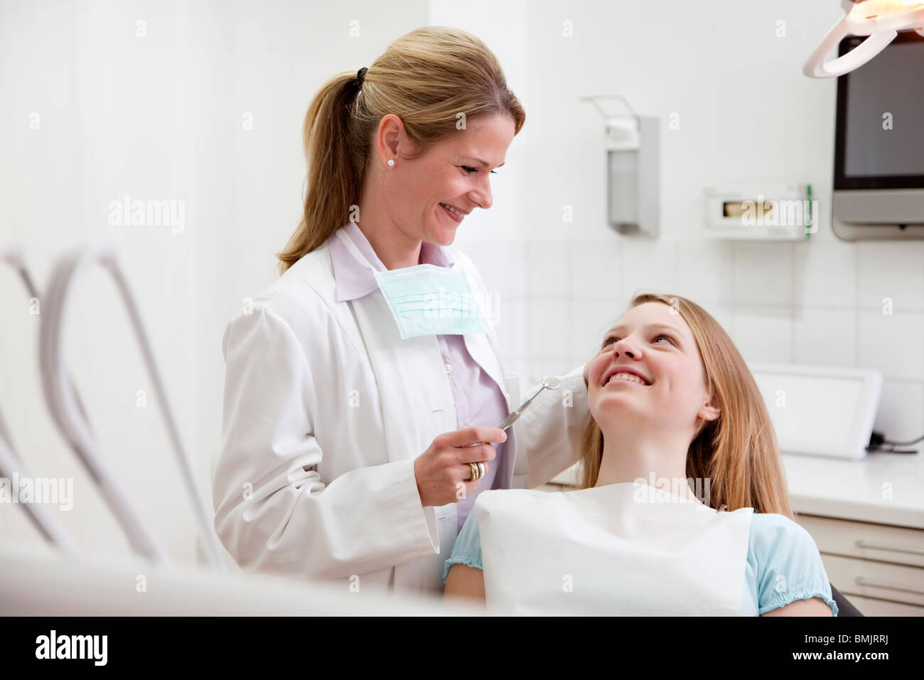 Dentista con paziente in chirurgia Foto Stock