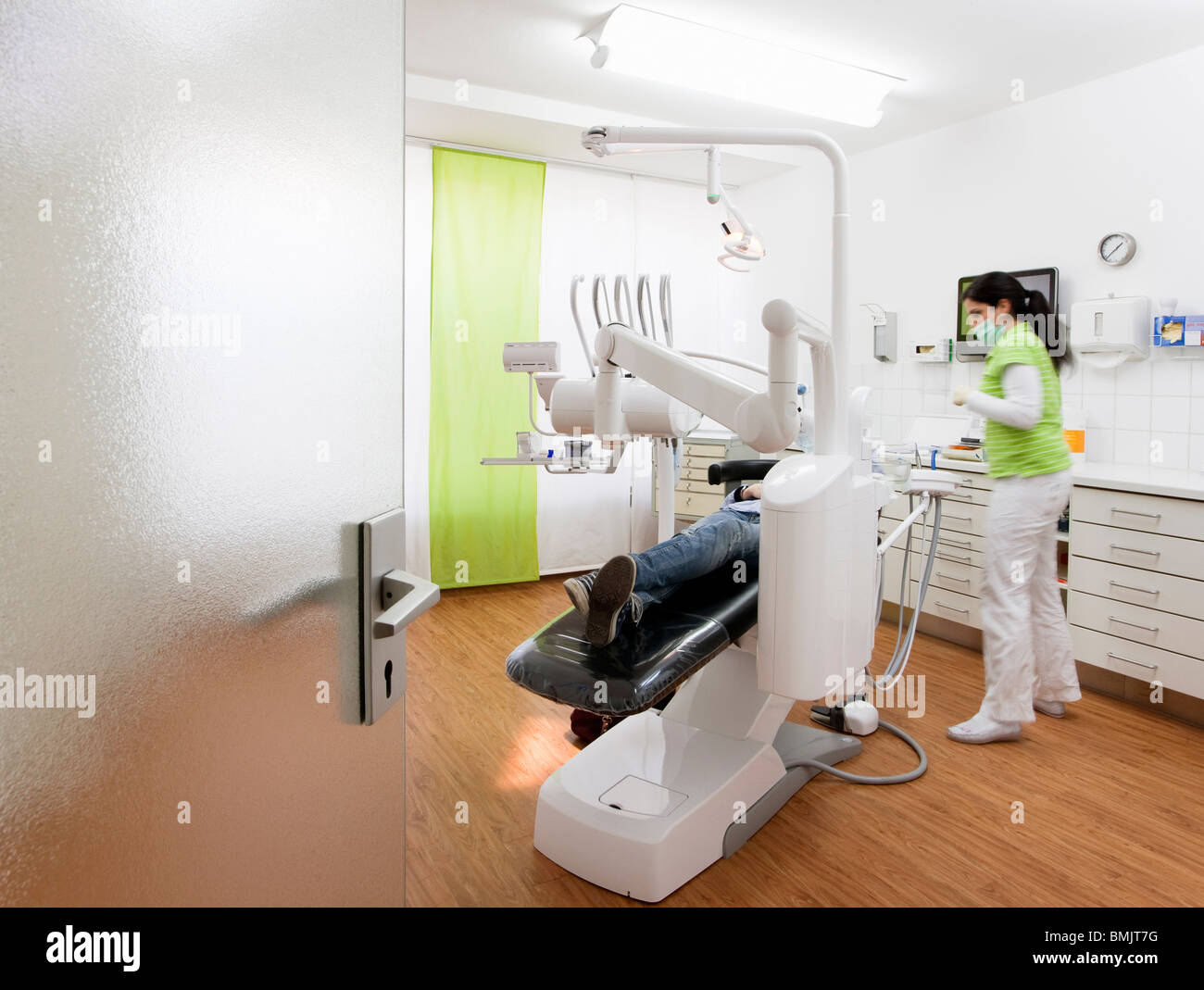 Dentista con paziente in chirurgia Foto Stock