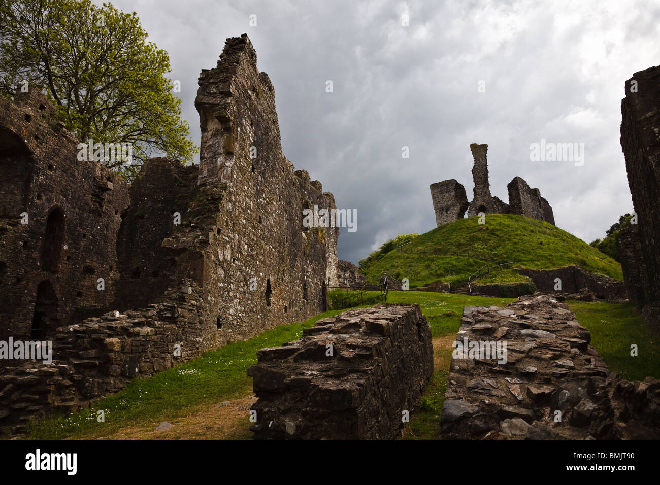 Il drammatico rovine di Okehampton Castle, Dartmoor Devon, Inghilterra Foto Stock