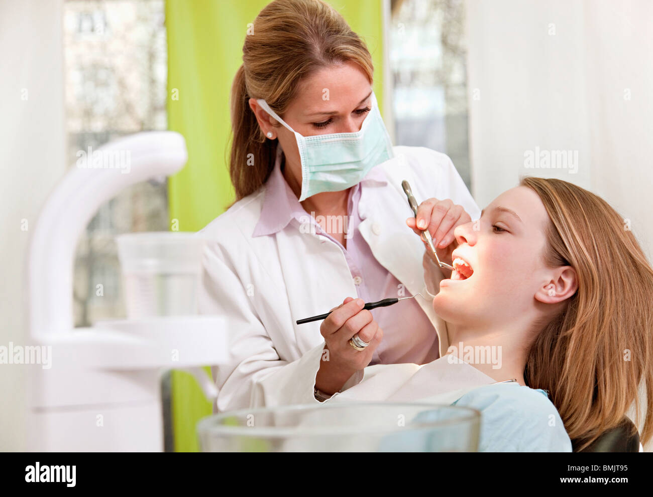 Dentista con paziente in chirurgia Foto Stock