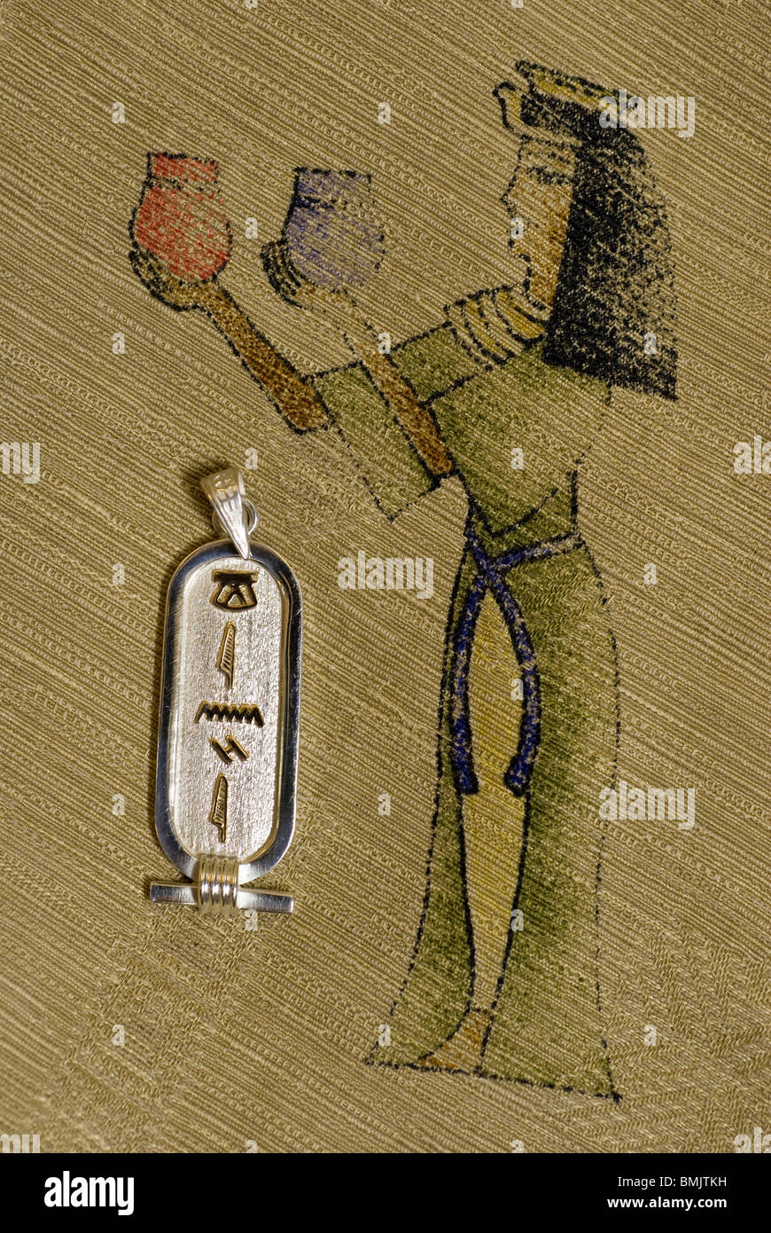 L'Egitto. Il cotone egiziano tessile stampato, oro & teletta cartiglio con i tipici simboli geroglifico. PR Foto Stock