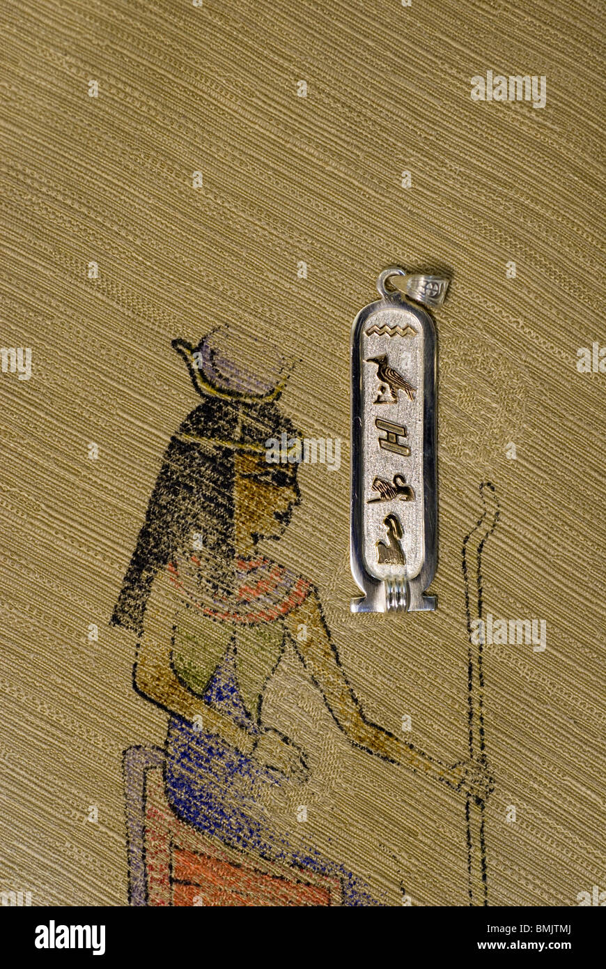 L'Egitto. Il cotone egiziano tessile stampato, oro & teletta cartiglio con i tipici simboli geroglifico. PR Foto Stock