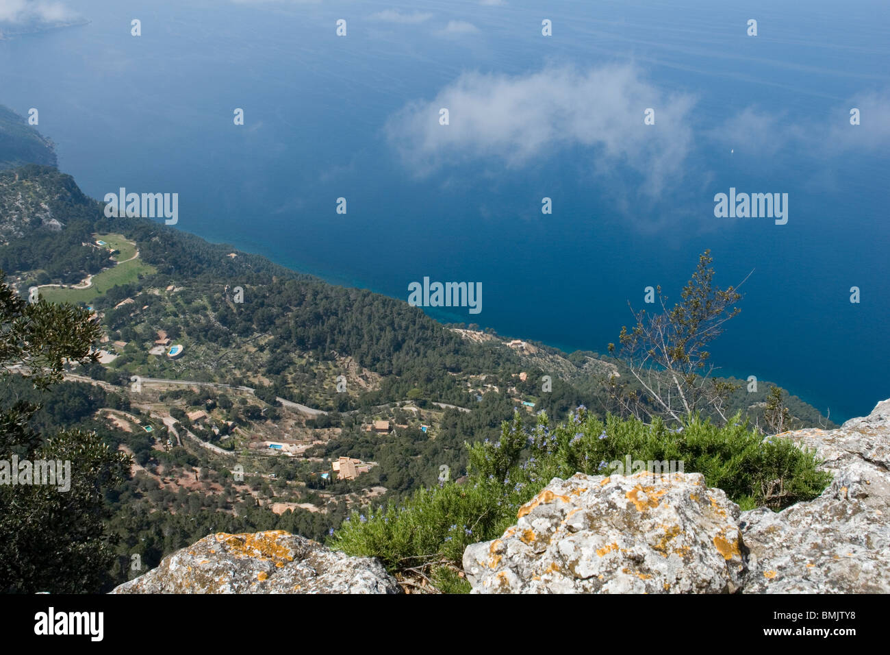 Un elevato angolo girato sulla pianura costiera di Valldemossa (La Maiorca). Vue en plongée sur la plaine côtière de Valldemossa (Majorque). Foto Stock