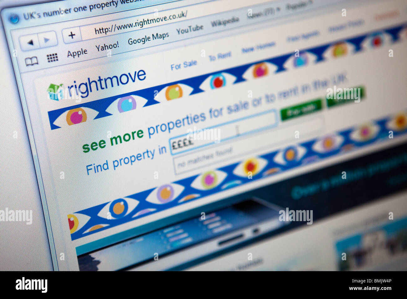 Close up di un monitor di computer / schermata che mostra le proprietà di Rightmove vendita e noleggio sito web nel Regno Unito Foto Stock