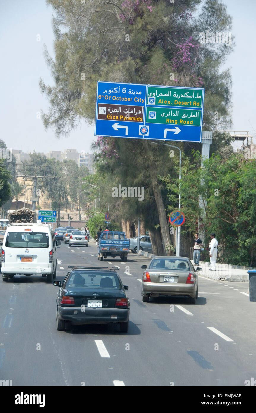 L'Egitto, al Cairo. La vita quotidiana nel centro cittadino del Cairo. Indicazioni stradali sul popolare strada di circonvallazione. Foto Stock
