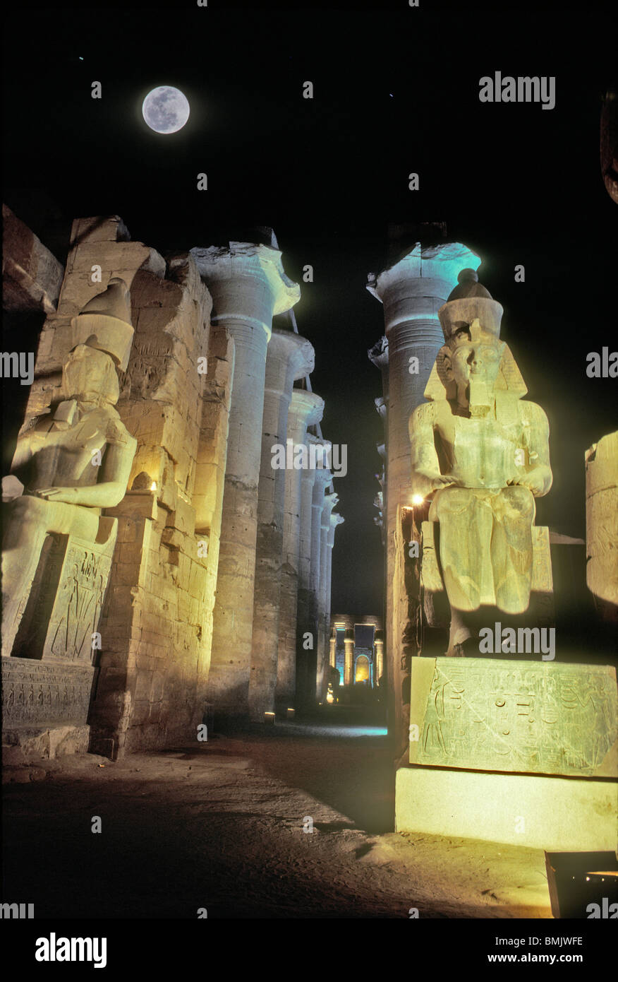 La luna piena splende sopra il tempio di Karnak, nell antica Tebe, ora i tempi moderni chiamato Luxor, Egitto. Foto Stock