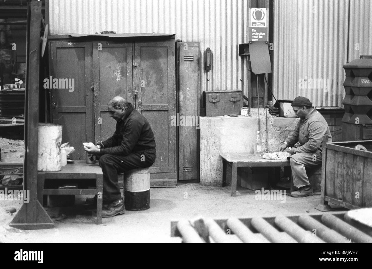 Ora di pranzo in un paese nero fonderia di ferro, West Midlands, Inghilterra Foto Stock