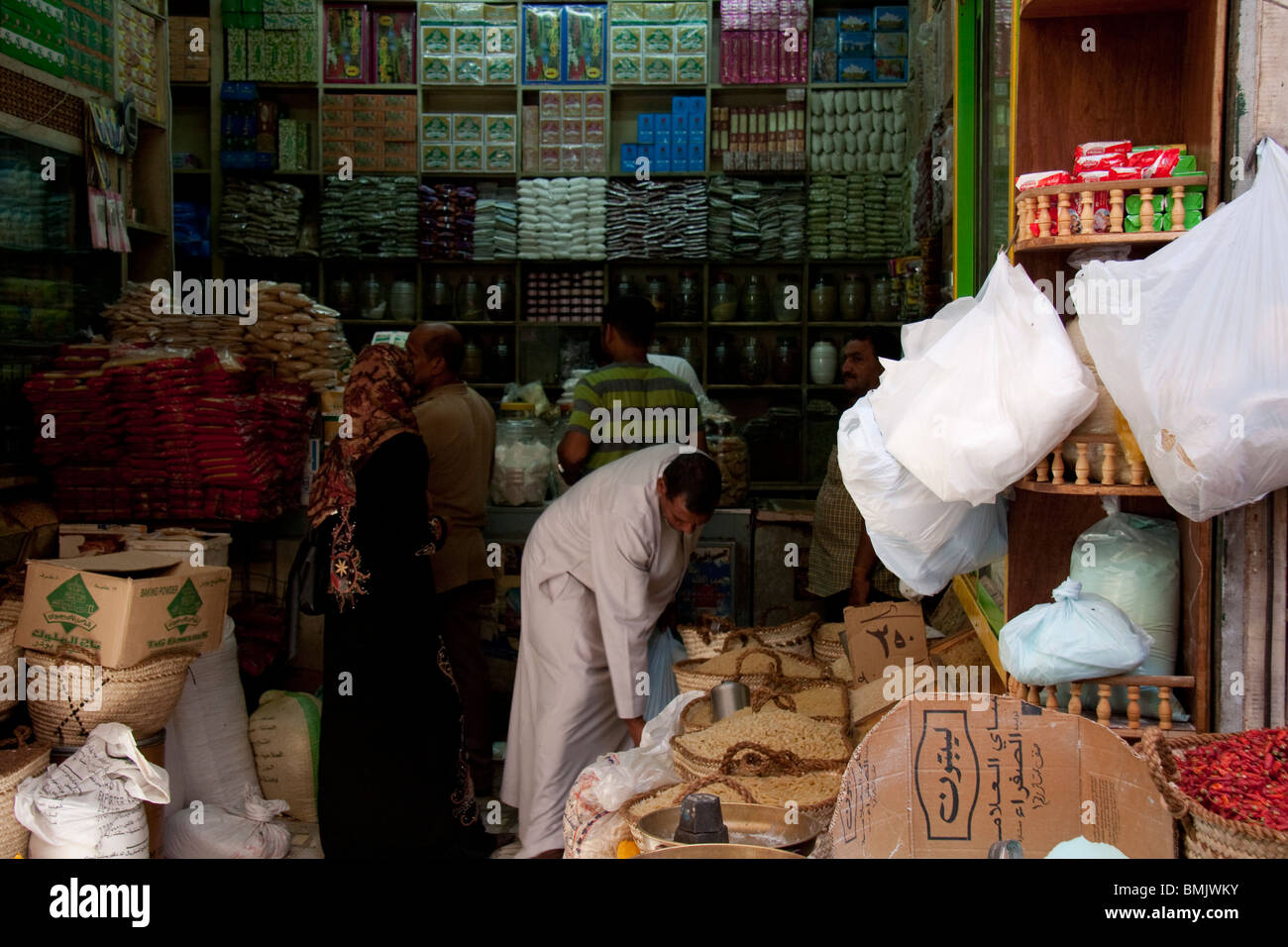 Persone presso un negozio di spezie in Aswan Souq, Aswan, Egitto Foto Stock