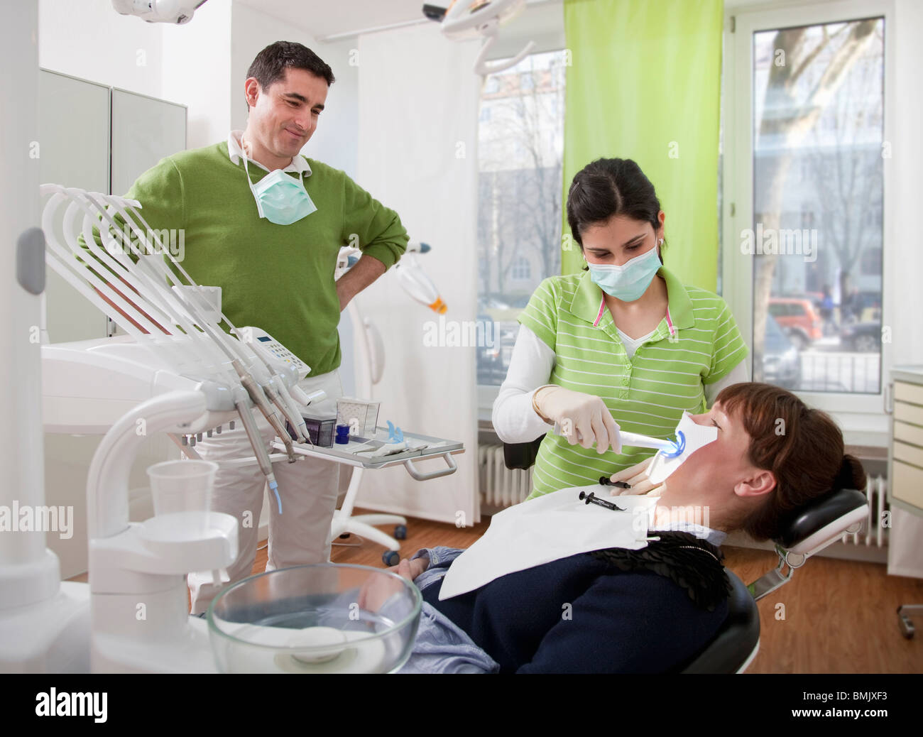 Dentista con paziente in chirurgia Foto Stock
