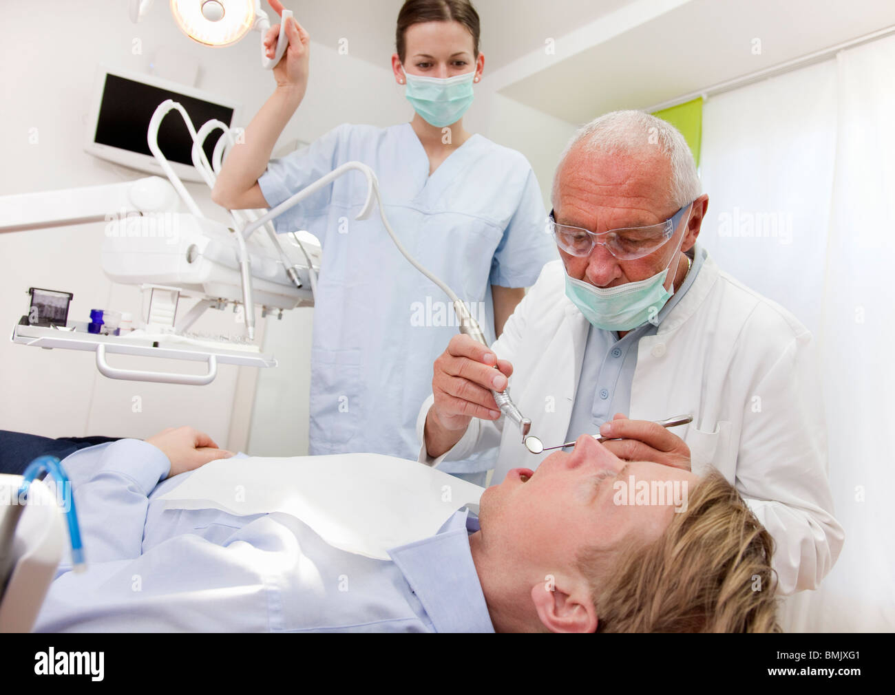 Dentista con paziente in chirurgia Foto Stock