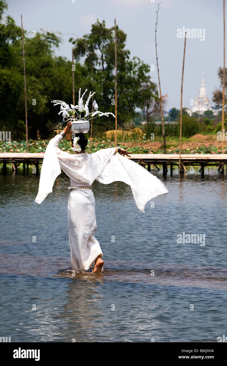 Attrici con il bianco tradizionale costume perfroming in acqua all'aperto, teatro di Klong sra bua mercato galleggiante, Ayutthaya, Thailandia Foto Stock