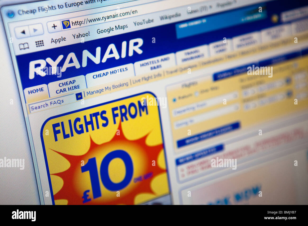 Close up di un monitor di computer / lo schermo che mostra il sito Web Ryanair Foto Stock