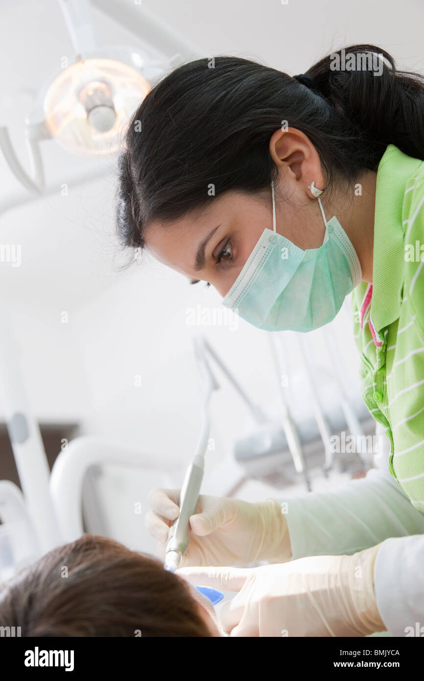 Dentista con paziente in chirurgia Foto Stock