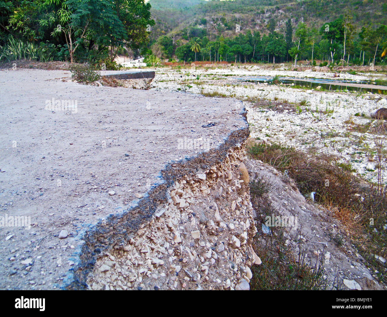 Alla fine della strada - danni infrastrutturali dopo il 2008 stagione degli uragani. Nei pressi di Gonaives, Haiti Foto Stock