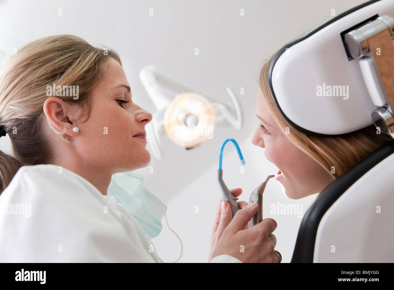 Dentista con paziente in chirurgia Foto Stock