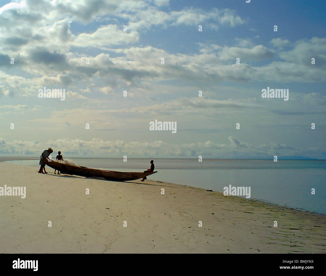 I pescatori stagliano su una canoa su una spiaggia nelle isole di tartaruga, Sierra Leone Foto Stock