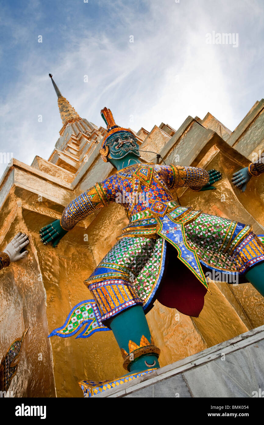 Statua ornamentali in "Wat Phra Kaew', il Grand Palace, Bangkok, Thailandia. Foto Stock