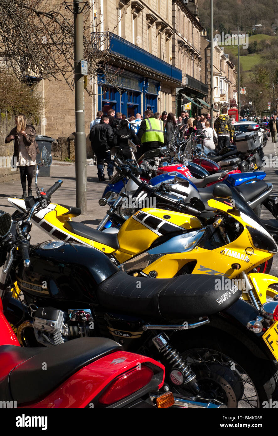 Moto parcheggiate nel villaggio di Matlock Bath nel distretto di Peak Derbyshire Inghilterra una destinazione popolare per i motociclisti Foto Stock