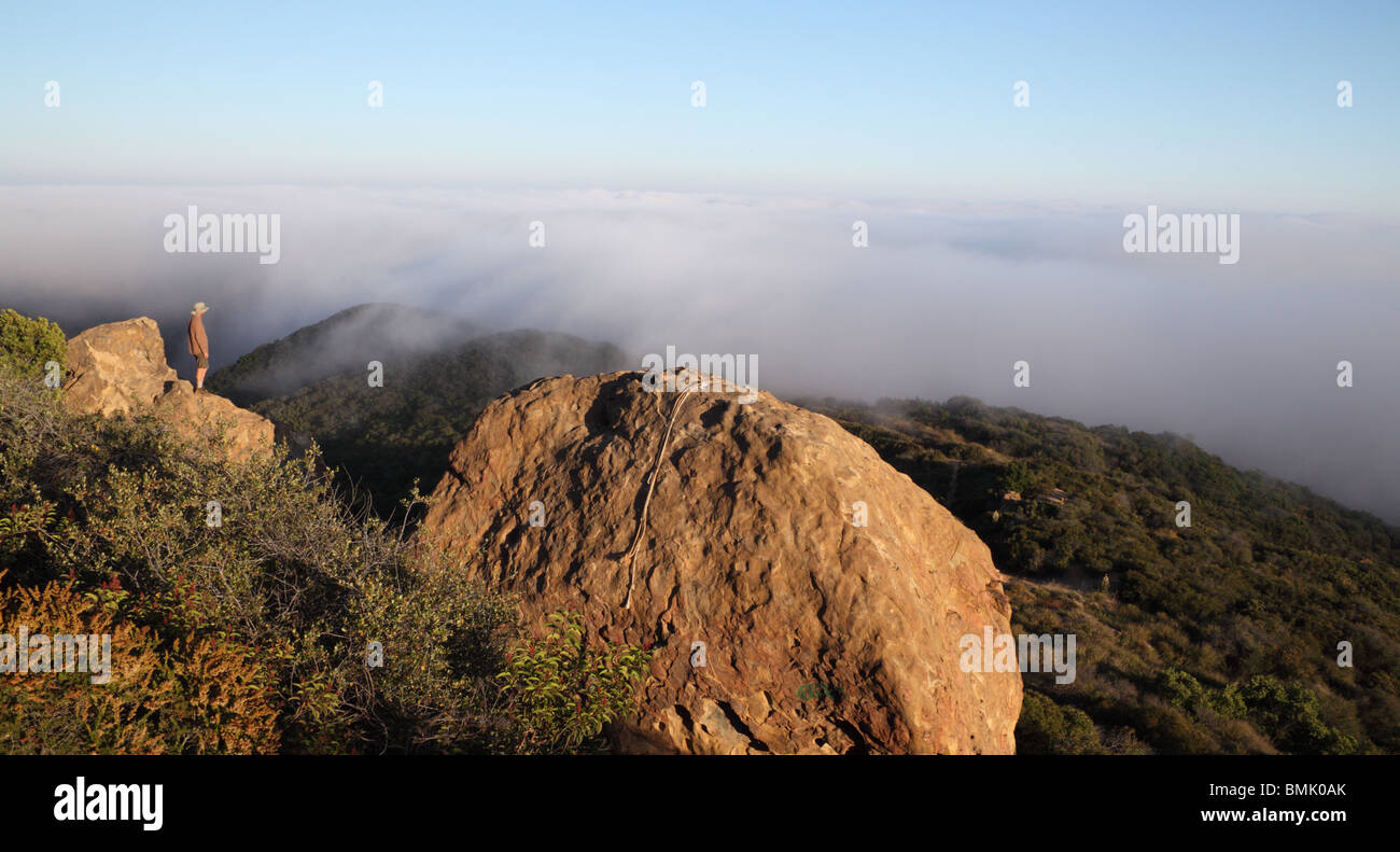 La nebbia oltre la cresta Temescal Trail che inizia in Pacific Palisades a Temescal canyon parco Gateway ed entra Topanga State Park Foto Stock