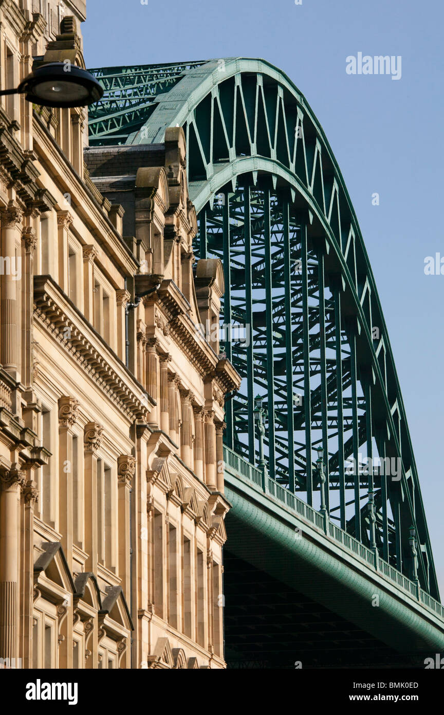 Dettaglio della banchina in Newcastle e Tyne Bridge, guardando verso il basso e laterale Sandhill. Foto Stock