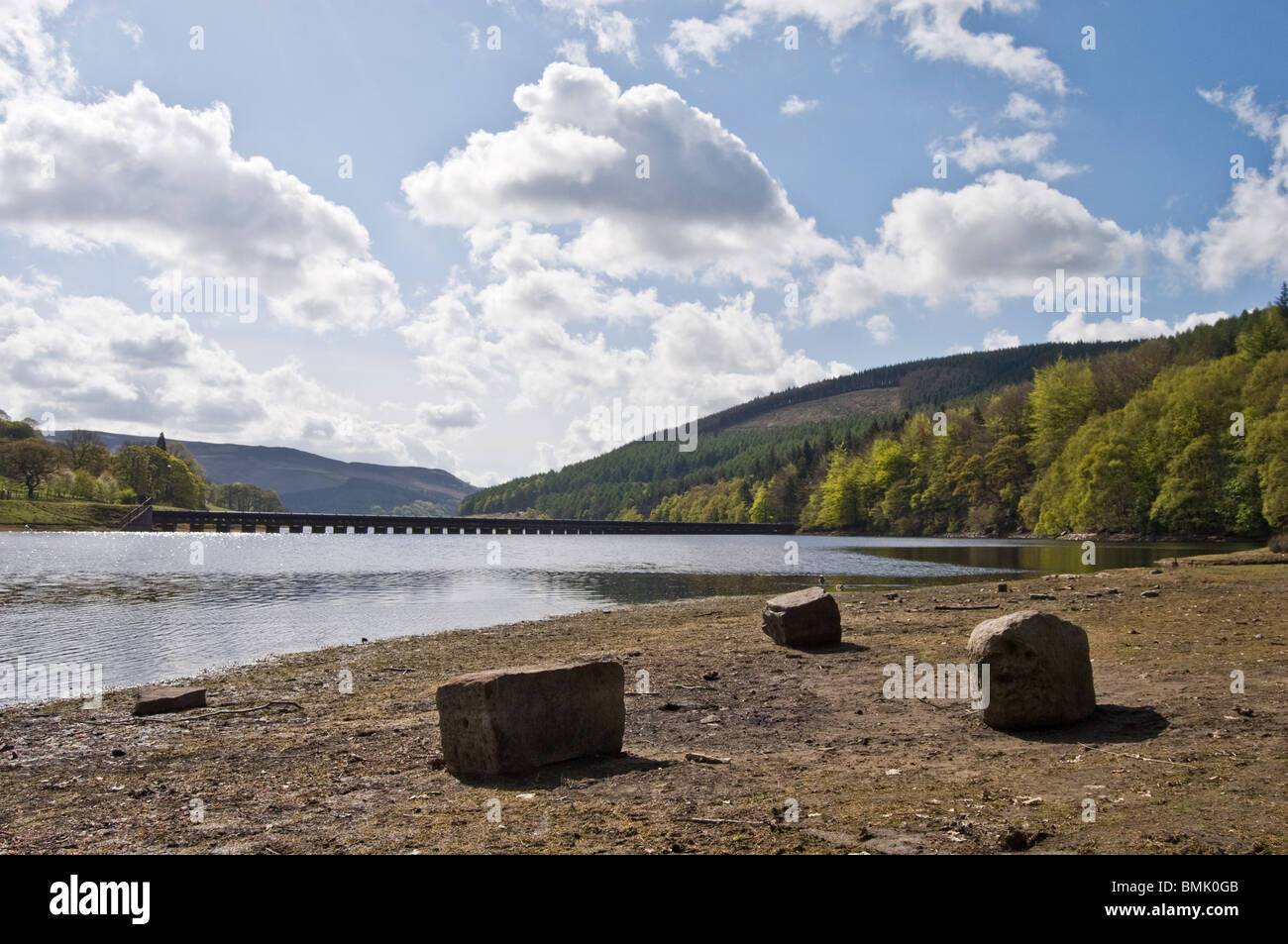 New Scenic 5 posti la natura vista esposti rocce ladybower derwent serbatoio peak district durante il periodo di siccità con tubazione il viadotto in distanza Foto Stock