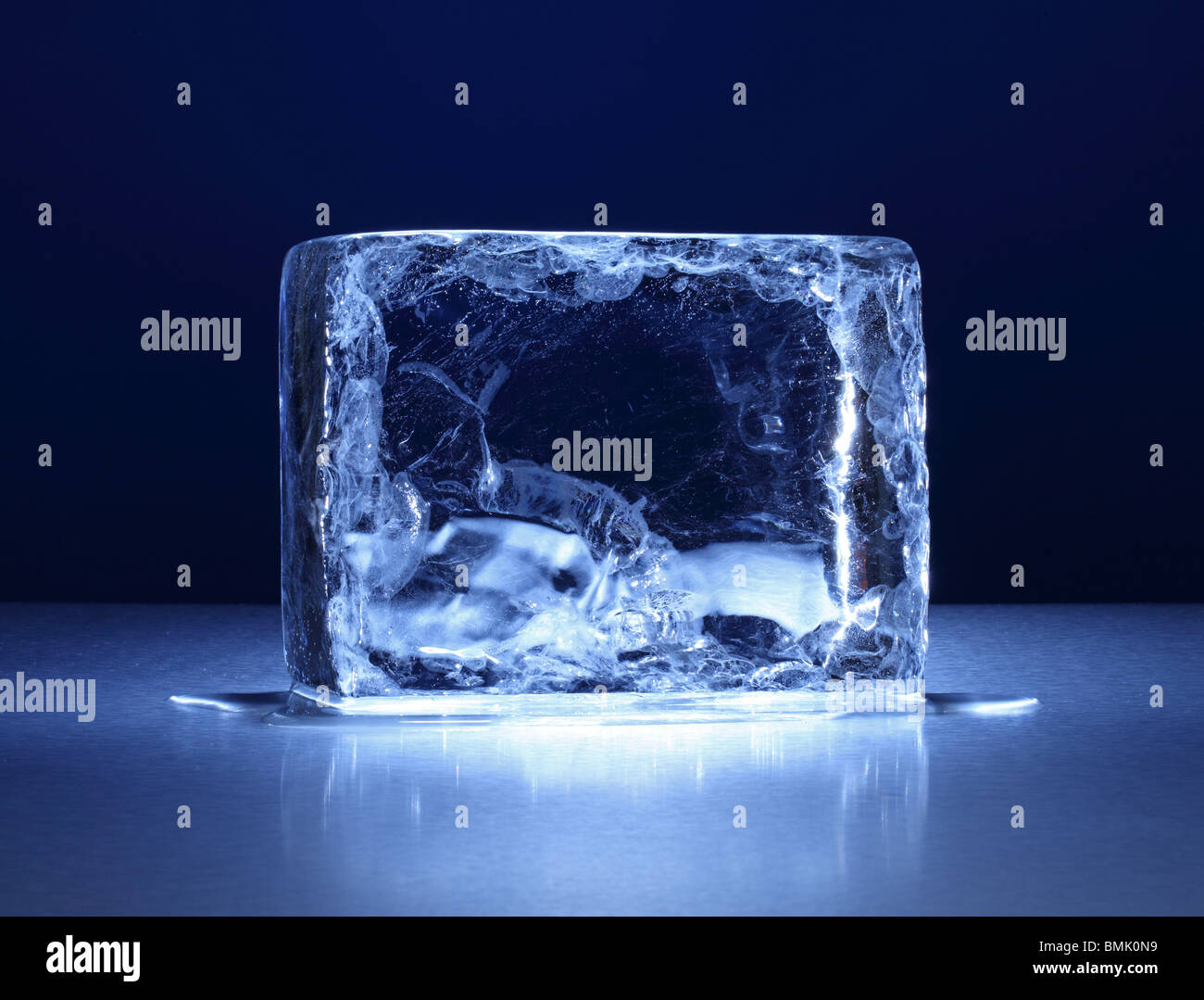 Un blocco congelato di ghiaccio su una superficie di metallo Foto Stock