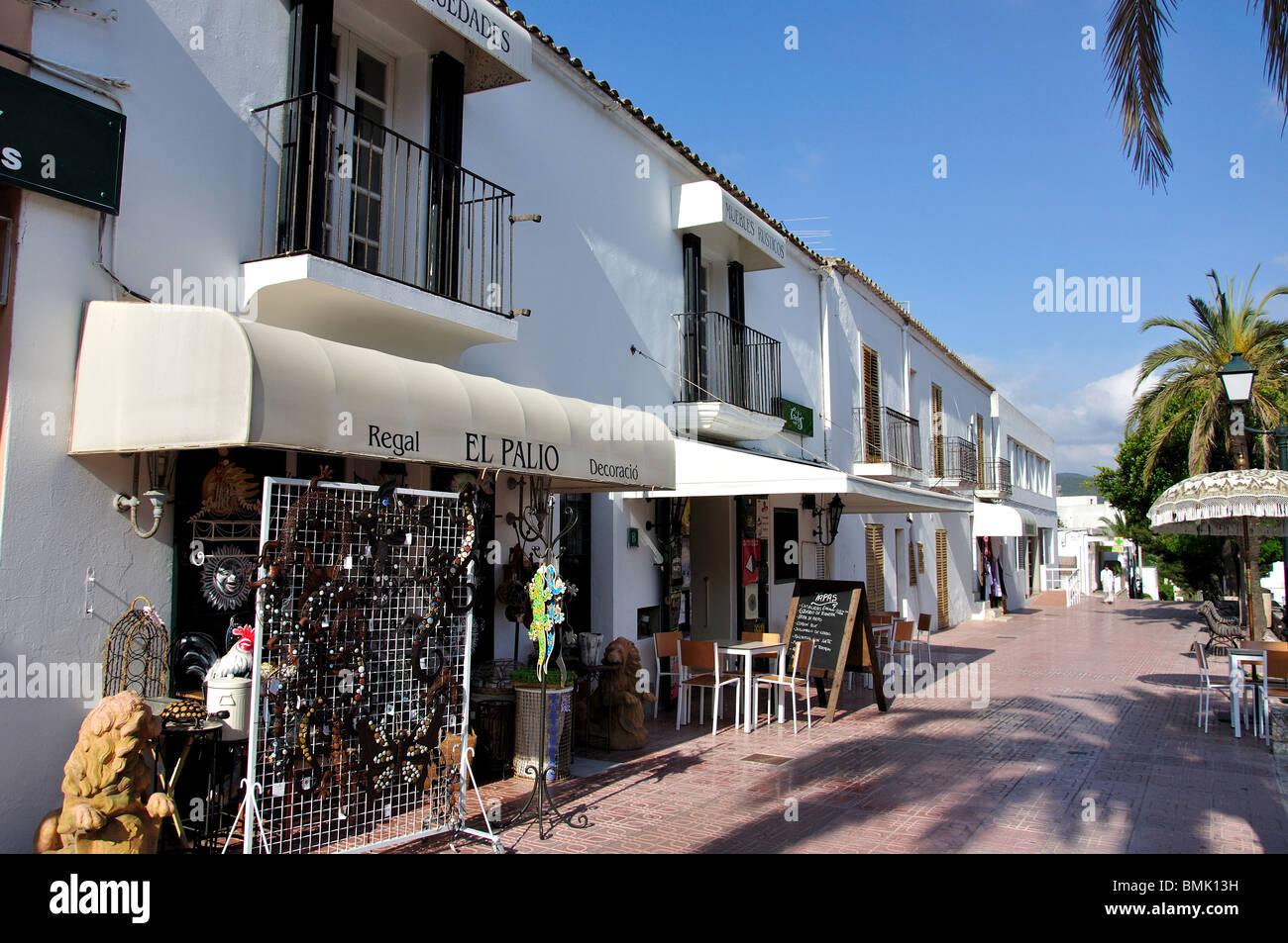 Shop promenade, Sant Josep de sa Talaia, Ibiza, Isole Baleari, Spagna Foto Stock