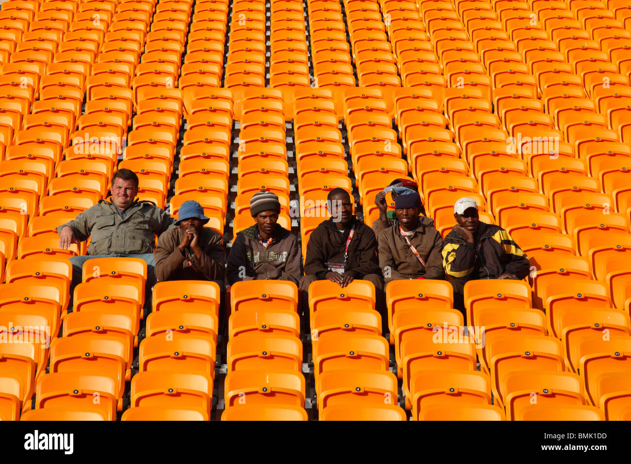 La gente nelle tribune del Soccer City Stadium guardando un Ufficiale Sud Africa sessione di allenamento il giorno prima della partita di apertura. Foto Stock