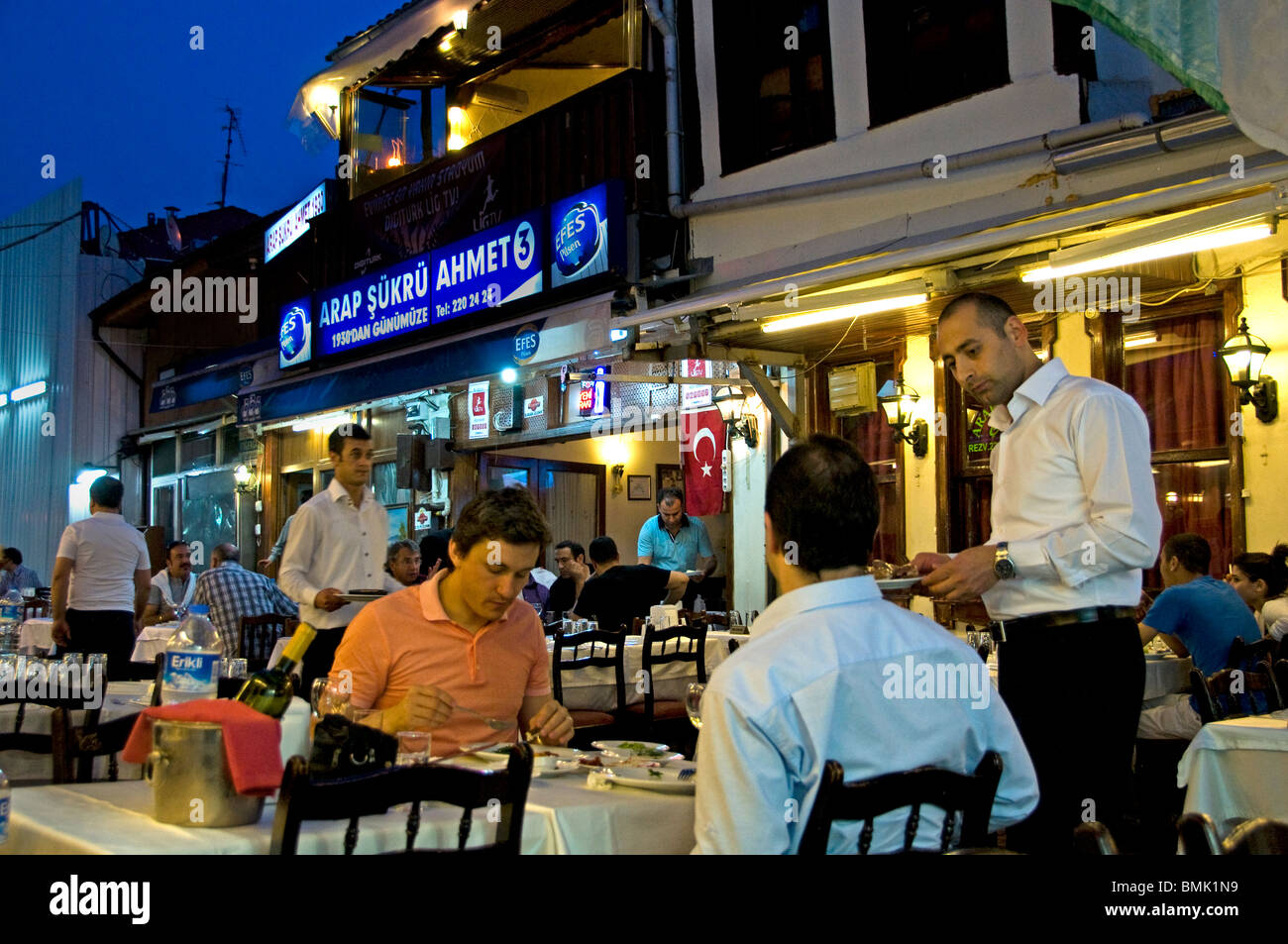 Bursa Street night ristorante Sakarya Cadessi Turchia Anatolia Foto Stock